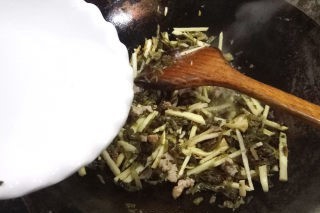 酸菜冬笋炒肉丝制作的步骤