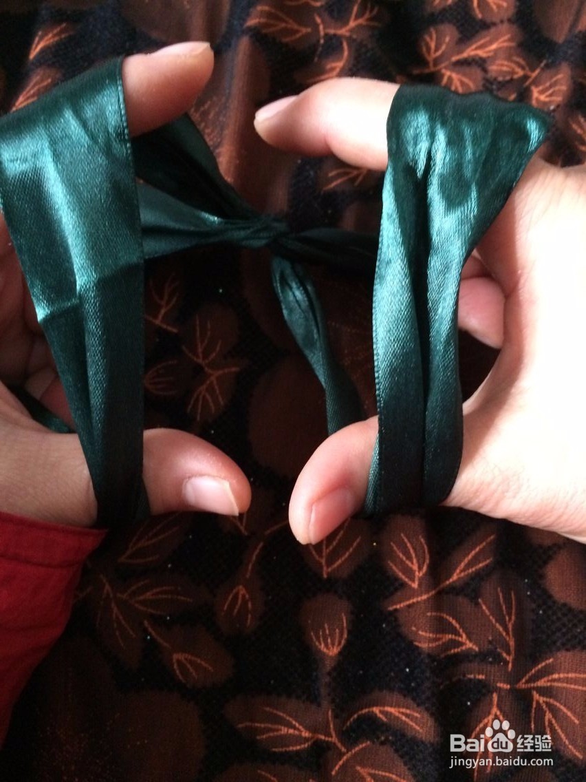 衣服上蝴蝶结打法