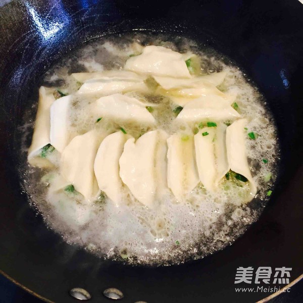 芹菜猪肉锅贴