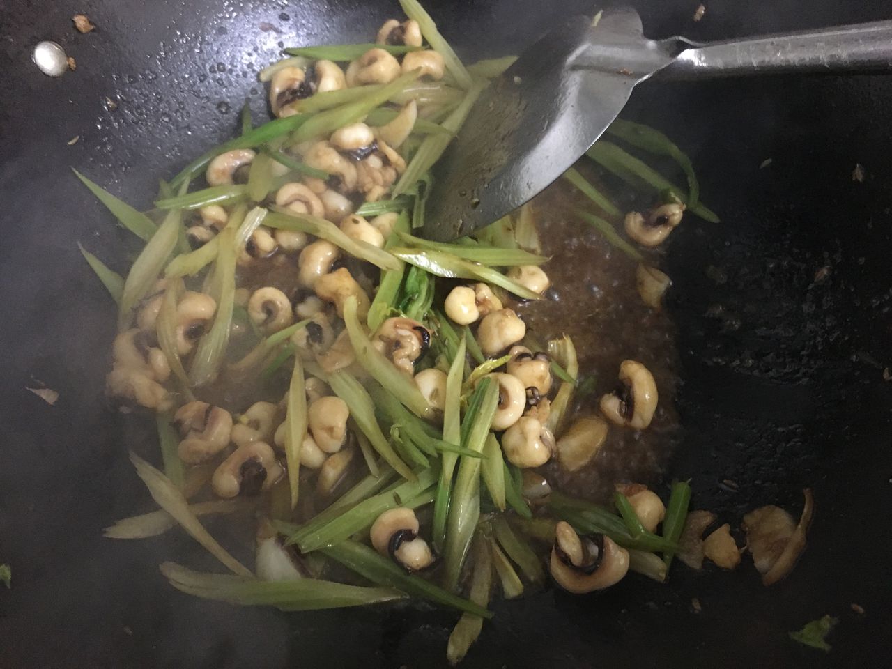 孜然味香芹炒鱿鱼头，你会做了吗？