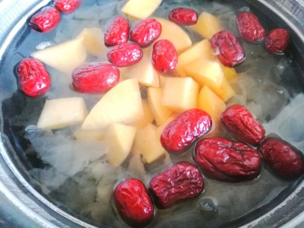 银耳黄桃红枣羹