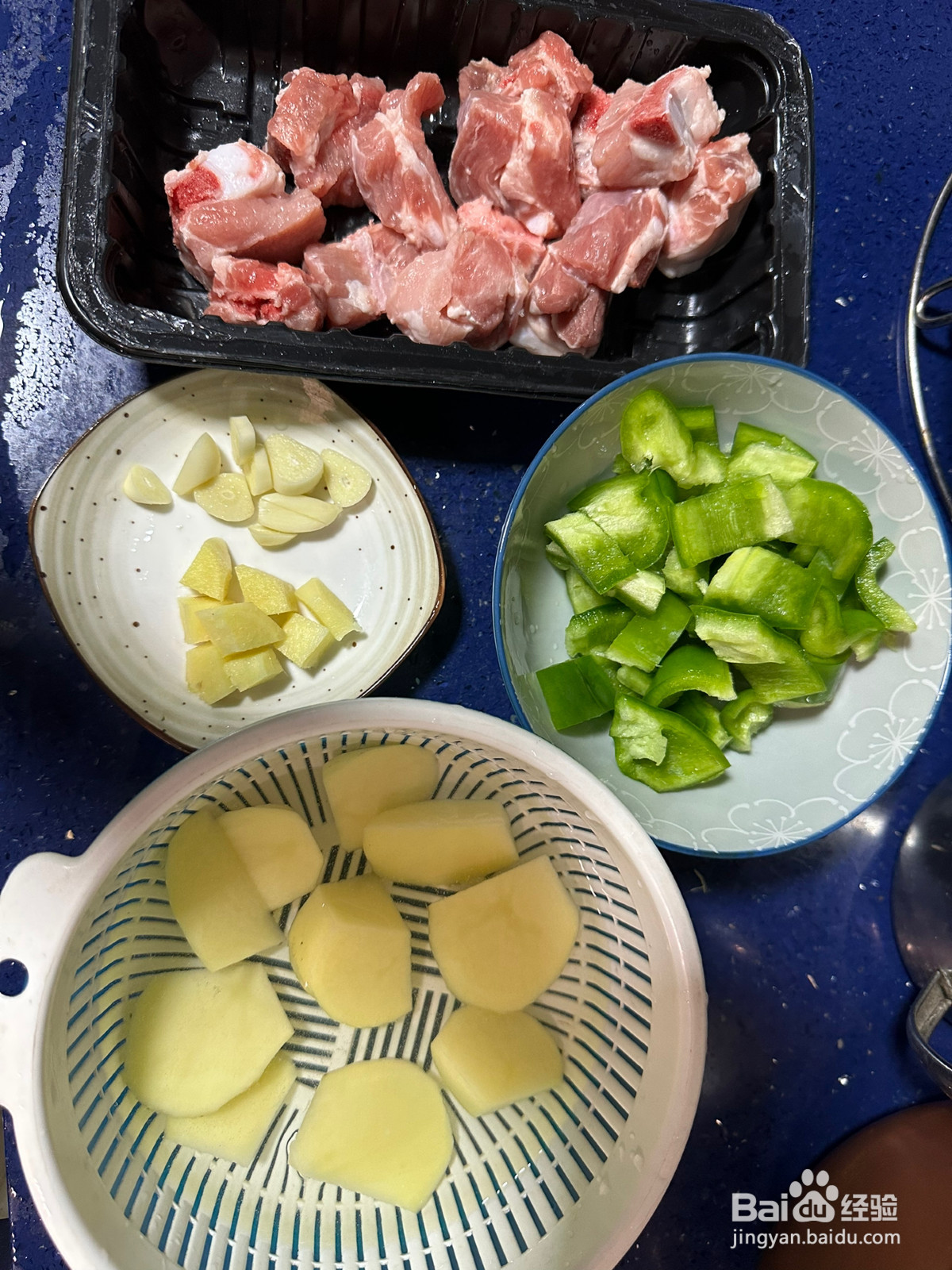 下饭菜土豆青椒焖排骨的做法