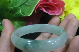 翡翠玉镯戴哪只手好