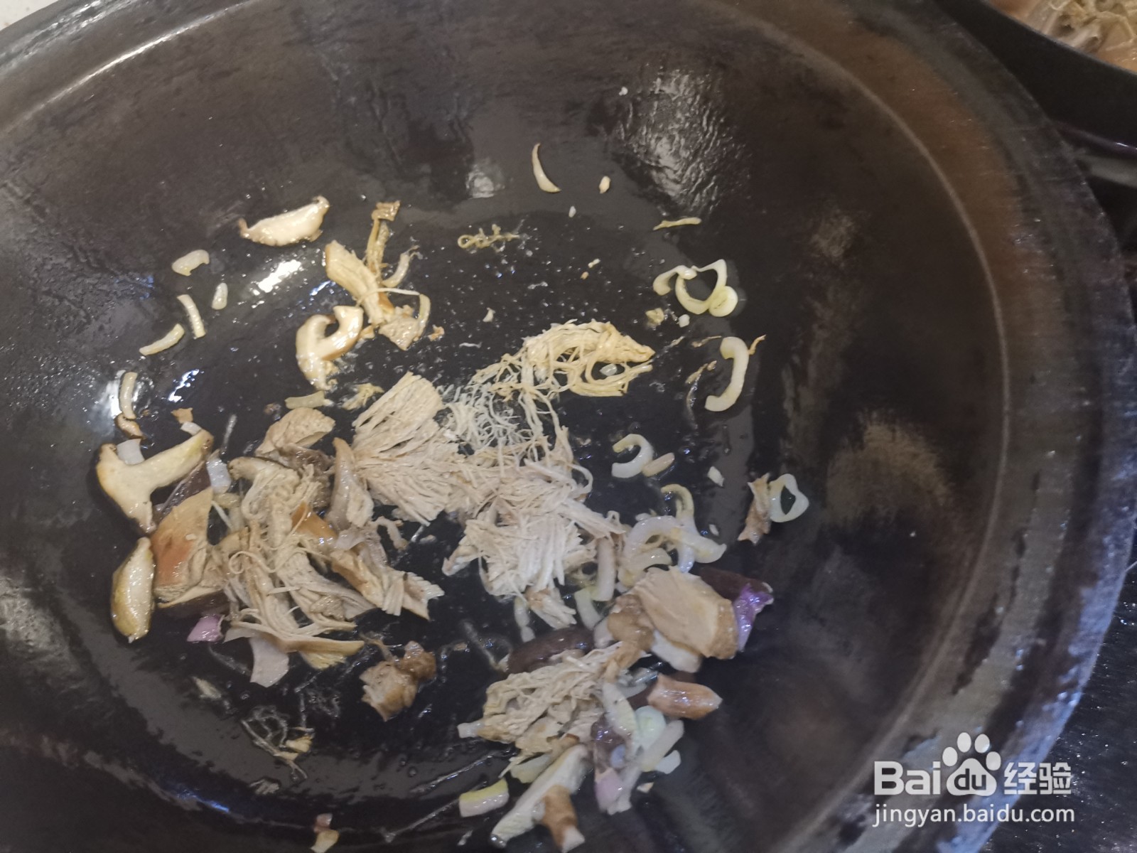 鸡胸肉炒香菇花菜的做法