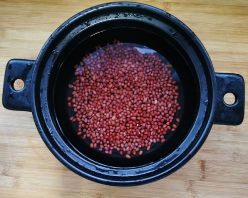 紅豆浸泡後再用清水衝一下去掉豆腥,放入鍋中加清水開始煮,大火煮開