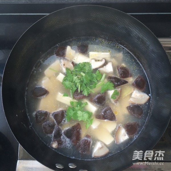 鲜香菇豆腐汤