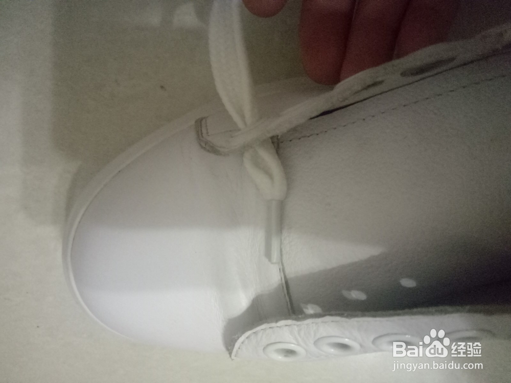 小白鞋鞋带的系法