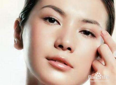 如何正确去除眼袋