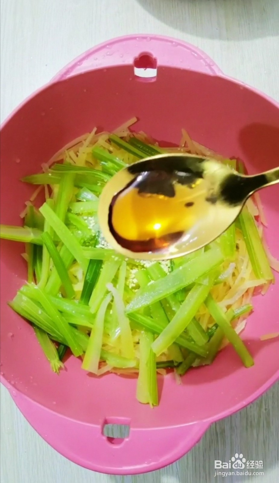 土豆丝炒芹菜的做法