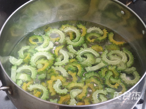 鸡蛋炒苦瓜的做法