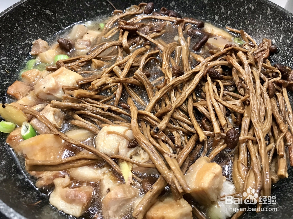 一个人做五花肉炖土豆茶树菇