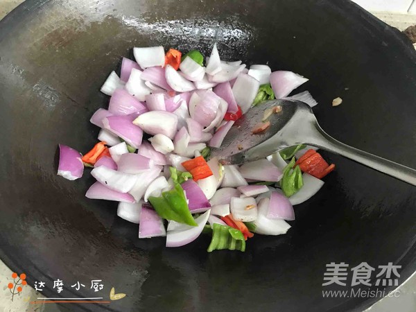 洋葱炒培根的做法