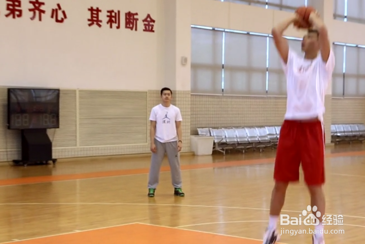 篮球中假投接急停跳投是如何完成的