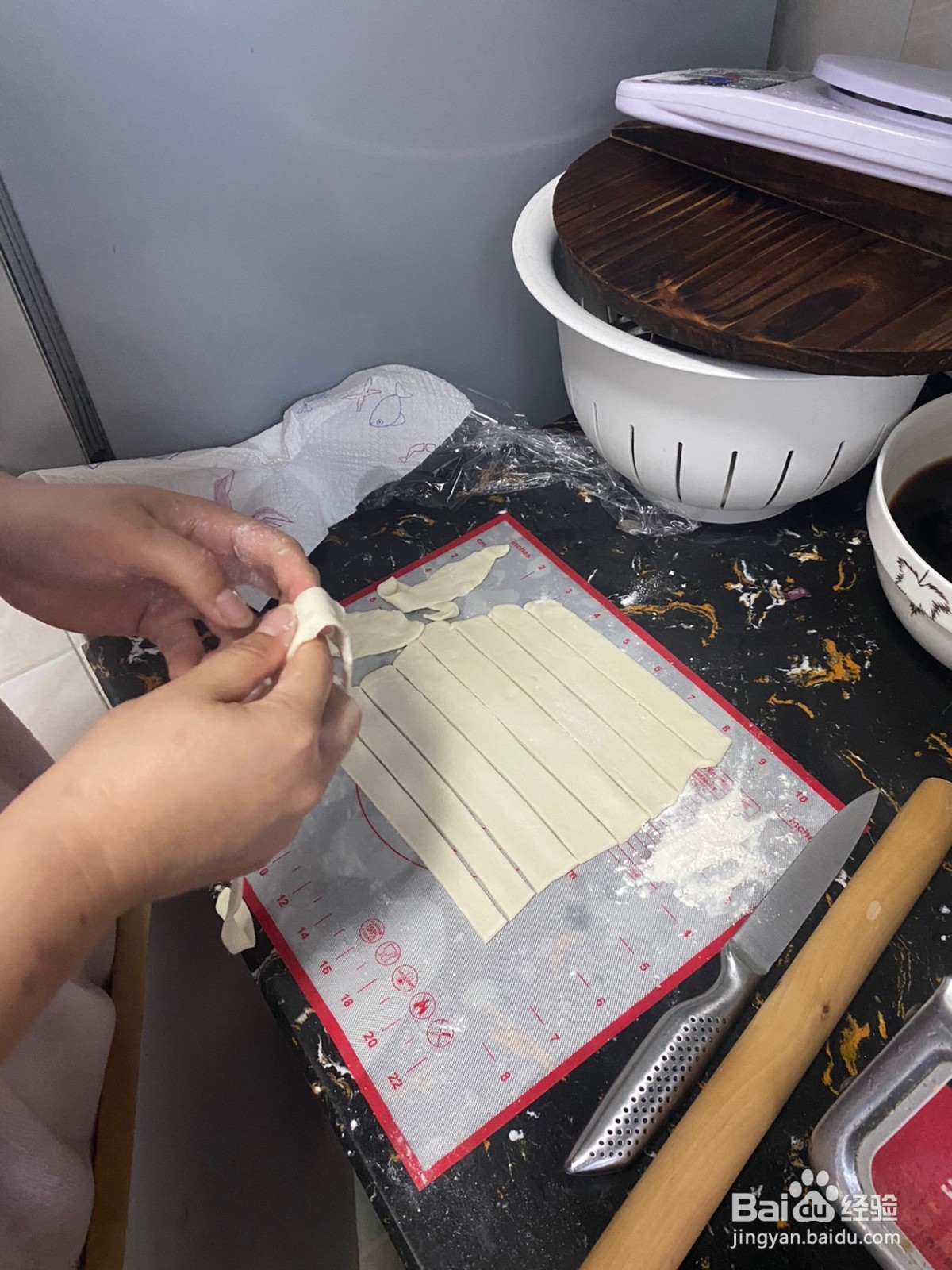 新疆大盘鸡的手工拉面条