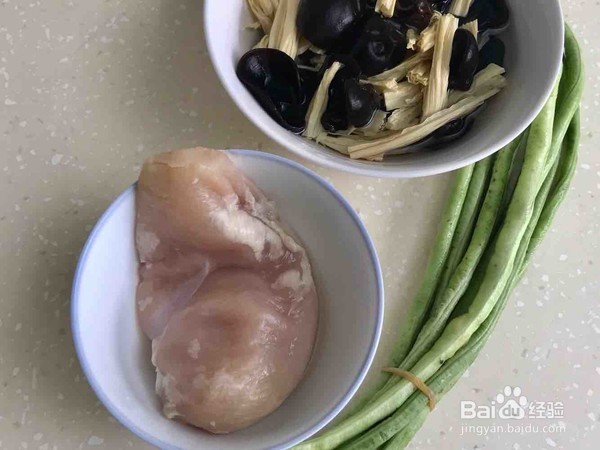 腐竹木耳炒鸡肉的做法