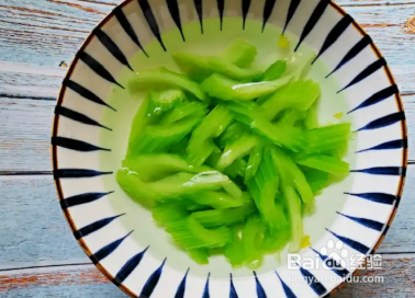 西芹炒虾仁的做法