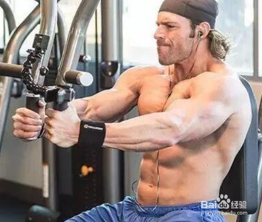 詹姆斯的胸肌怎么练