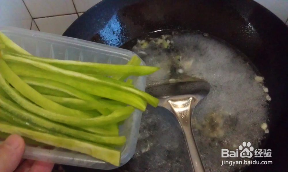 白领快手保健减肥汤--碧绿苦瓜肉片汤