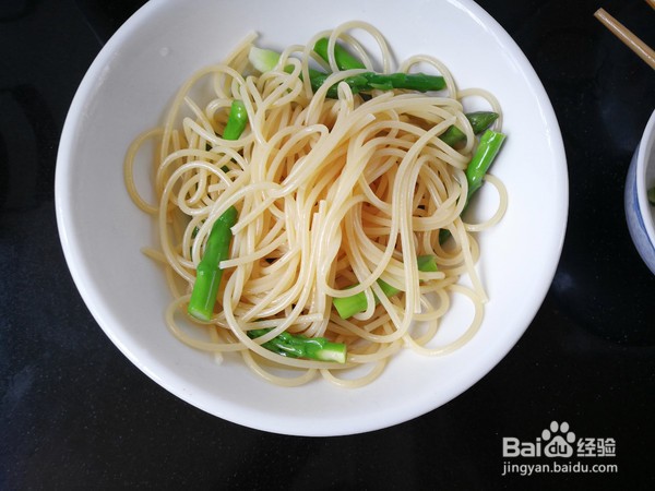 黑蒜番茄拌意大利面的做法