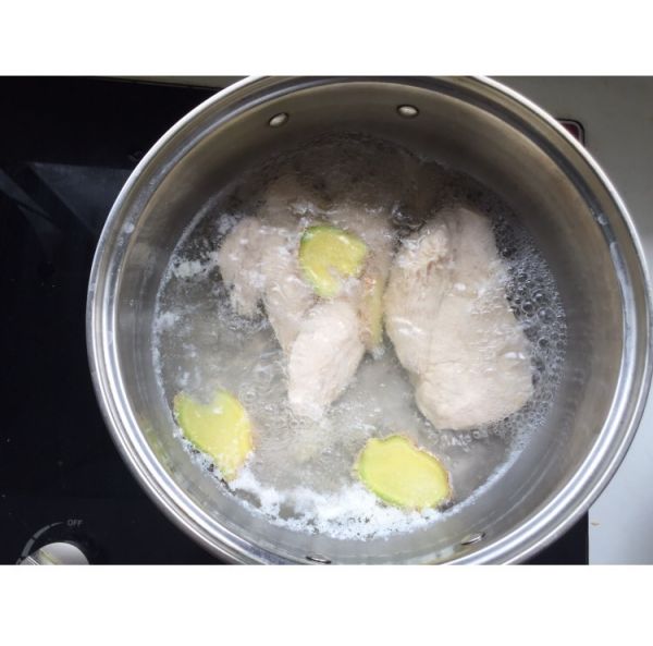 法式煎蛋配鸡丝浓缩酱汁拌面