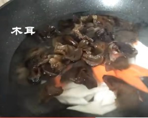 山药炒木耳 的简单制作