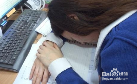 午休趴在桌子上睡容易惹病，大家都知道吗？