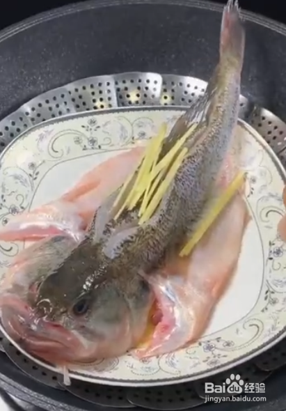 蒸鲈鱼的家常做法