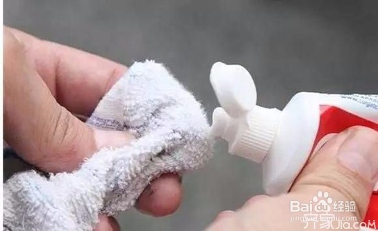 如何巧用牙膏清除污垢