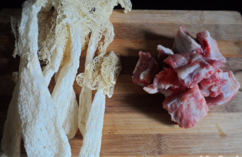 制作竹荪排骨汤