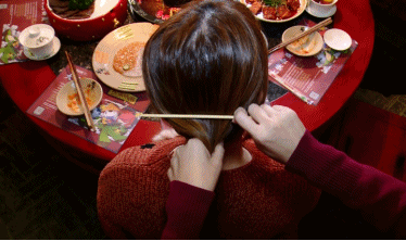 不用橡皮筋怎么把头发扎起来