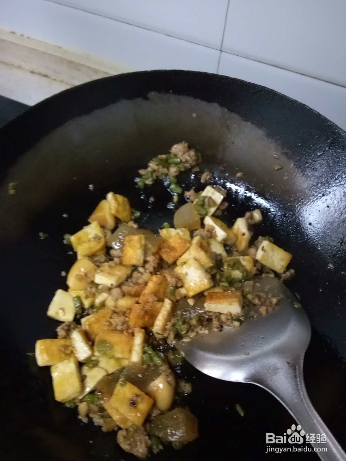 剩肉酱炒皮蛋豆腐