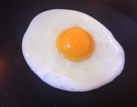 煎鸡蛋时怎样油才不会乱溅