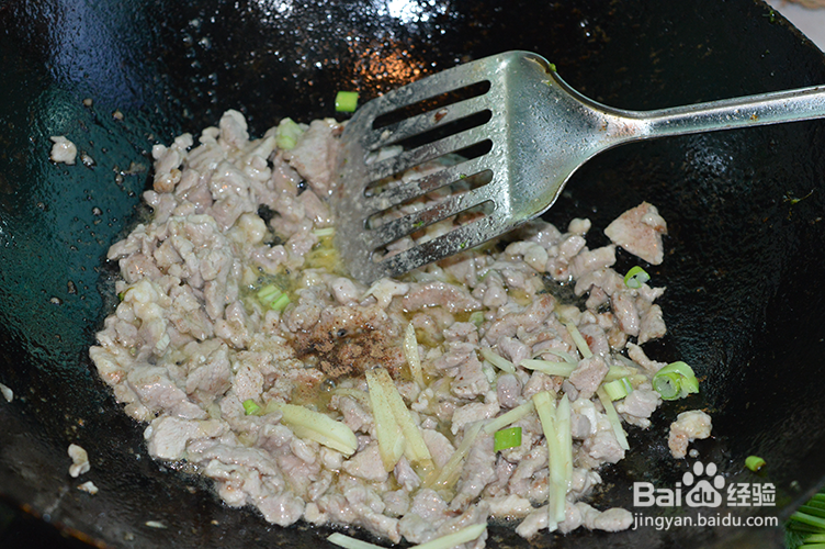 羊肉炒元葱的做法