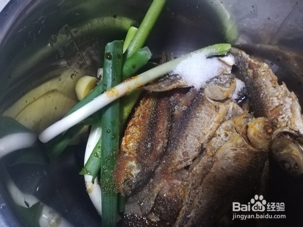 糖醋酥鲫鱼的做法