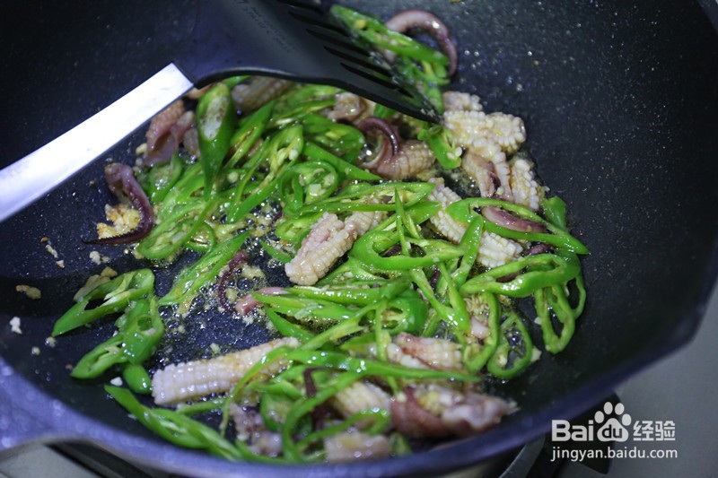 杭椒爆鲜鱿的做法