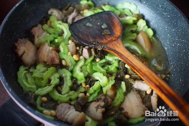 家庭自制苦瓜酸梅菜烧肉煲