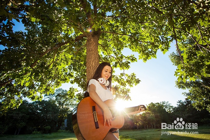 婚纱摄影比一定要穿婚纱便装婚纱照其实更有特色