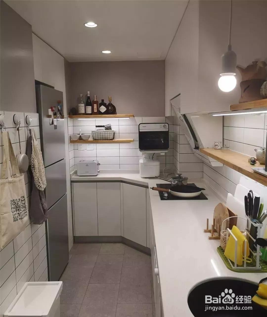 60平的原木风小户型，把收纳做成嵌入式的