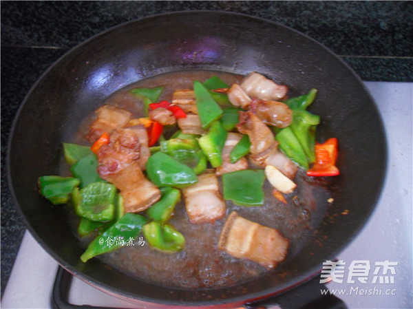 五花肉煸灯笼椒