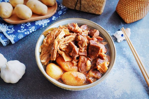 红烧土豆牛腩焖腐竹