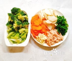 怎么做鸡胸肉炒杏鲍菇时蔬盖饭