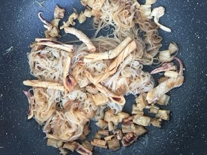 瑶柱鱿鱼干炒粉丝的做法
