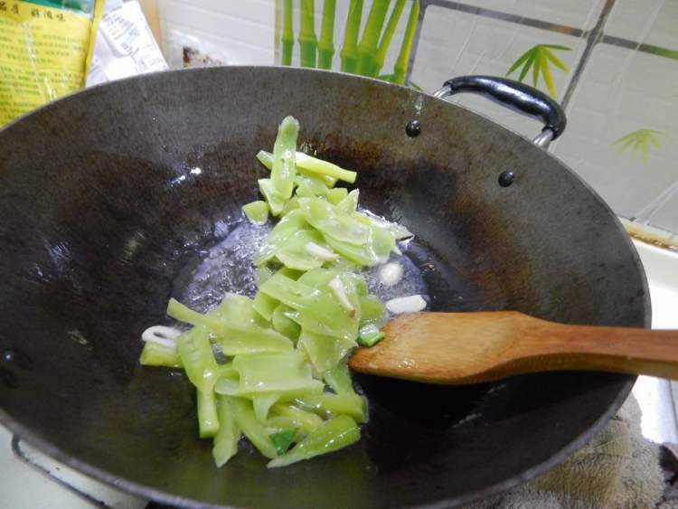 简单又美味的莴笋炒腐竹,看完你就知道!