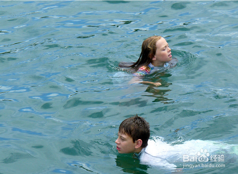 教你两种简单的游泳姿势