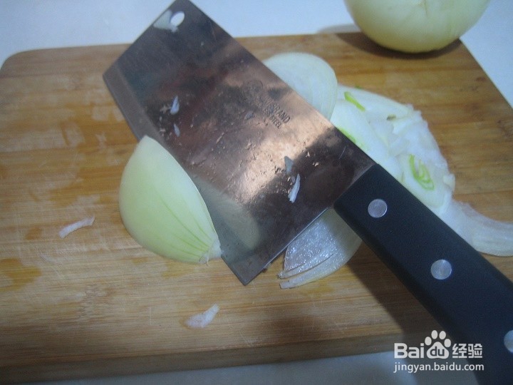 老年人怎样用刀切洋葱条