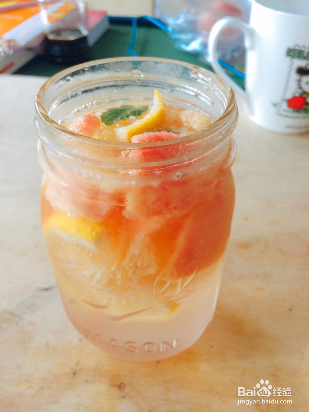 如何制作Detox water--柠檬蜜桃苏打水
