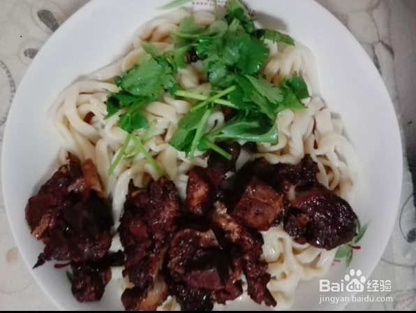 排骨鸡蛋面的制作