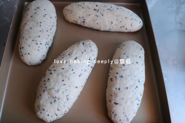 全麦黑芝麻软面包