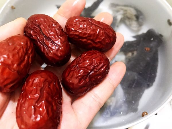 红枣桂圆乌鸡竹荪汤