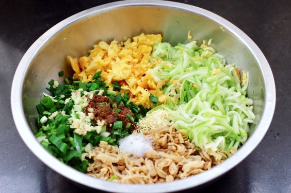 #美食视频挑战赛#鹅蛋扇贝西葫芦蒸包